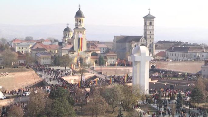 12月1日节日期间穿着节日服装的阿尔巴尤利亚东正教主教座堂和罗马天主教主教座堂05