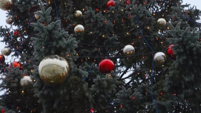 悬挂在爱沙尼亚圣诞树上的金色和红色球