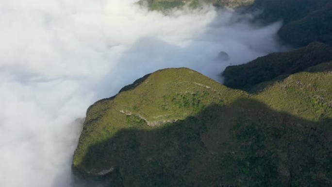 用无人驾驶飞机在马德拉岛的高山上和被称为皮卡·达·卡纳的视点上拍摄的真棒。葡萄牙山谷的大雾海。