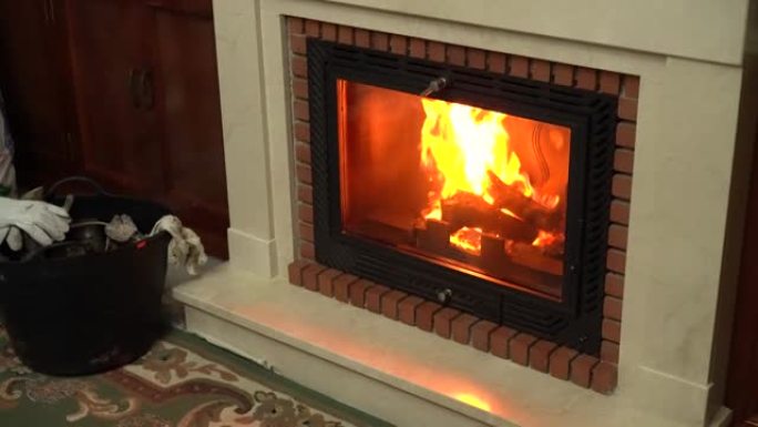 寒冷的日子里，温暖舒适的木质壁炉，配有经典装饰。冬季和家庭概念，壁炉的静态背景。