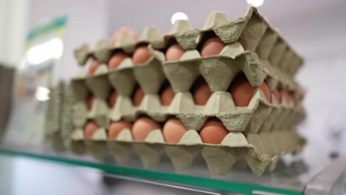 杂货店货架上的许多鸡蛋