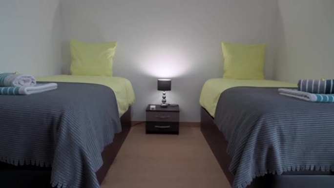 经济型酒店的经典卧室配有两张床和一个灯罩，适合游客。