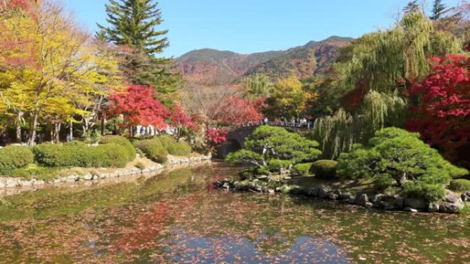 韩国庆州: 东汉山山坡上著名的佛寺建筑群，秋天色彩的树木-东亚景观