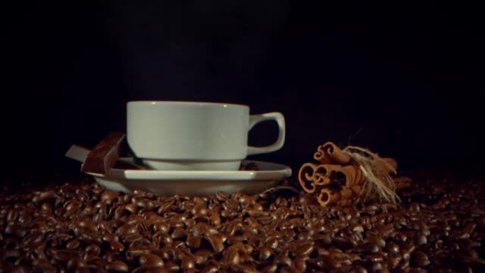 咖啡杯和茶碟配肉桂棒，咖啡谷物中的黑巧克力