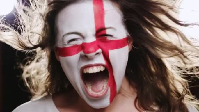 脸上挂着英国国旗的女球迷对着镜头尖叫