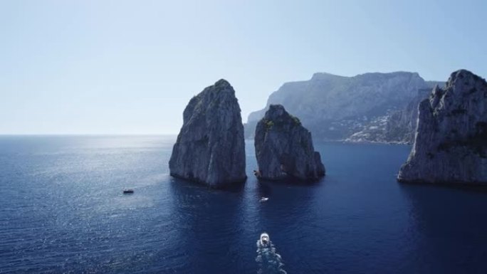 卡普里岛法拉格里尼岩石和独舟无人机景观