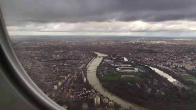 飞行降落在城市。乘客透视飞机窗。从上方看城市景观