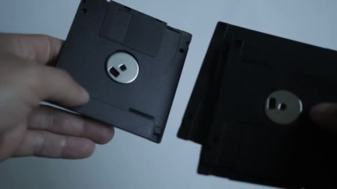 男人拿着90年代初的1.44Mb磁盘，今天大部分都没用