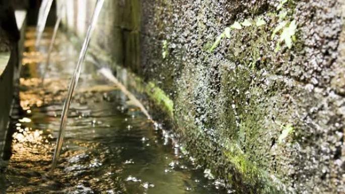 流经几个小阵雨并落在充满清水的小水池中的水