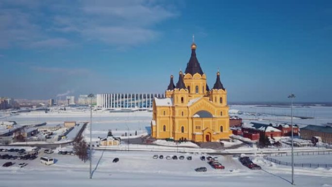 白雪皑皑的下诺夫哥罗德亚历山大·涅夫斯基教堂冬季景观的4k航拍画面