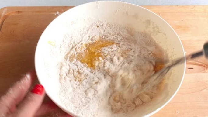 在面团中加入面粉，过筛并在白色碗中充分混合