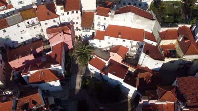 无人机俯瞰里斯本17世纪相同房屋的街道。