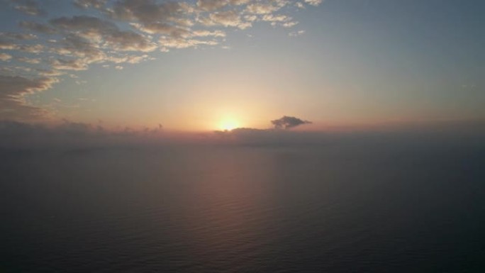 海上日出。海上日落。太阳在水中留下长长的橙色反射。摄像机的上升运动。版本3