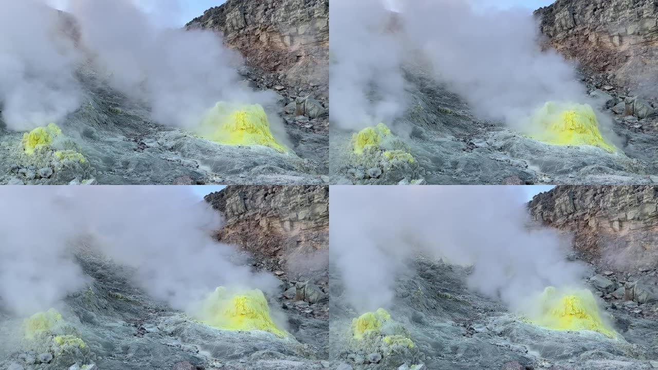从活火山喷口升起的蒸汽云