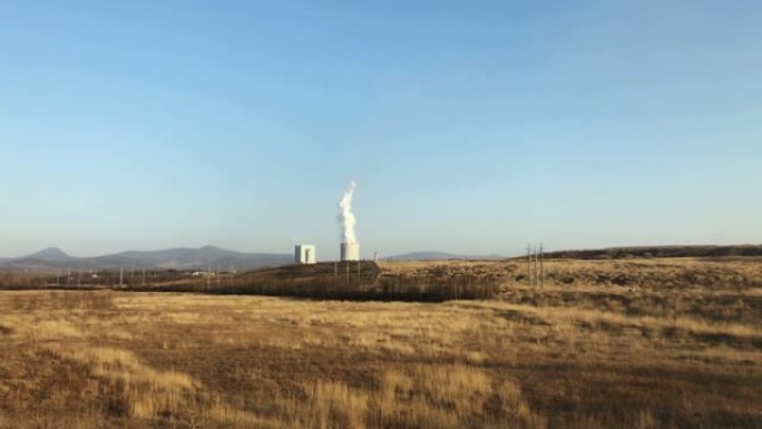 火力发电厂的巨大管道在生产过程中会轻微冒烟。工业景观，大气污染，使用燃烧燃料概念的电力生产。环境。污