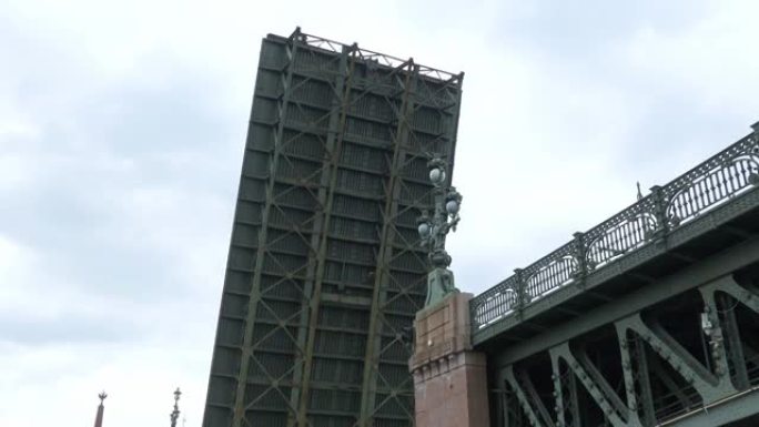 圣彼得堡可移动的圣三一桥的凸起跨度。