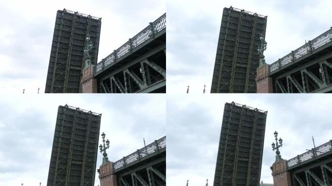 圣彼得堡可移动的圣三一桥的凸起跨度。