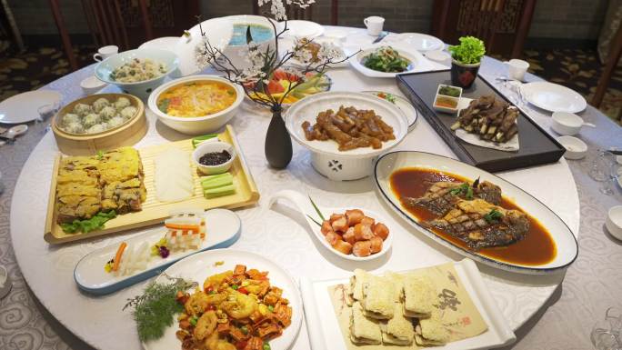 一桌丰盛的中国传统美食