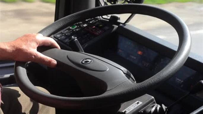 驾驶载有货物的卡车时，将手放在方向盘上的驾驶员