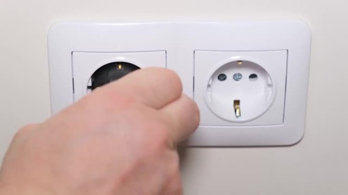 关掉家中电器插座上的电器。