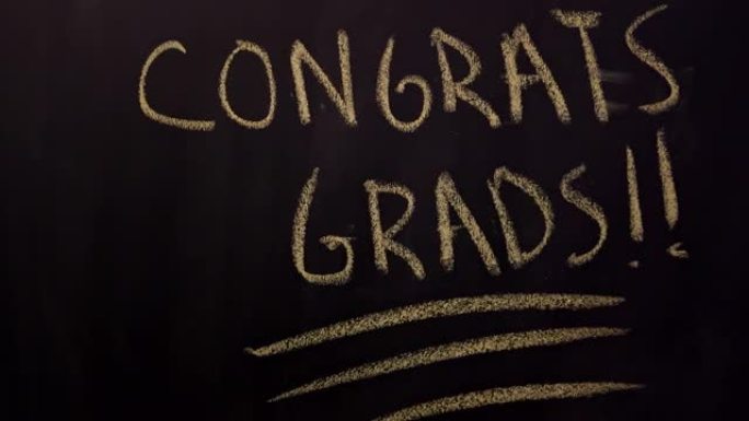 黑色大黑板，上面写着 “祝贺毕业生!”