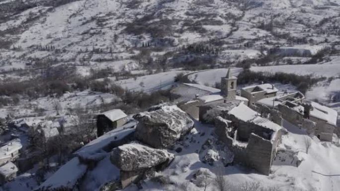 意大利白雪覆盖的老村庄的鸟瞰图