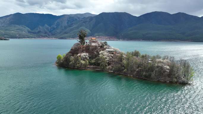 航拍云南丽江泸沽湖湖心岛