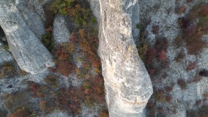 日落时飞越构造峰顶