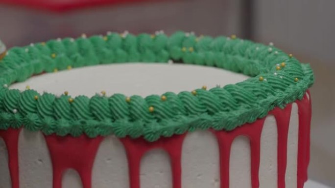 手工糕点厨师设计师浇筑磨砂白色蛋糕挤压红绿色滴灌袋4k视频