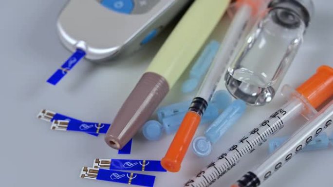 Glacometer和胰岛素注射器，刺血装置测试仪条，在旋转白色背景上
