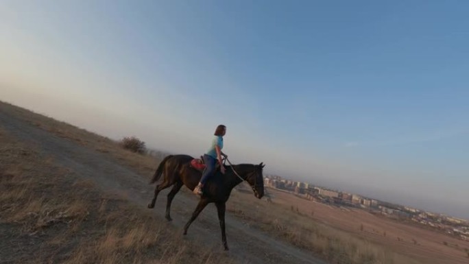 女子步行骑马在乡村路线电影日落秋场