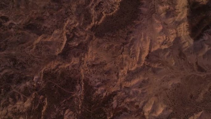 偏远沙漠地区黄色月景的空中拍摄。黄金时刻日落景观