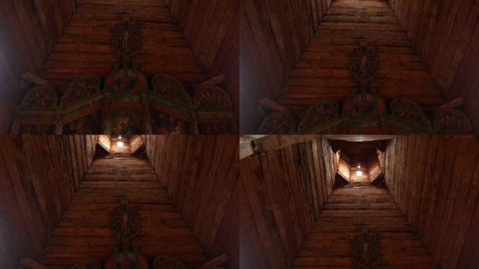 古老教堂的木制天花板内部一片漆黑