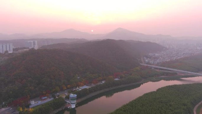 蔚山: 日落时分的韩国大都市鸟瞰图，秋天色彩的树木，著名的竹林公园泰瓦岗国家花园-从上方看亚洲东部的