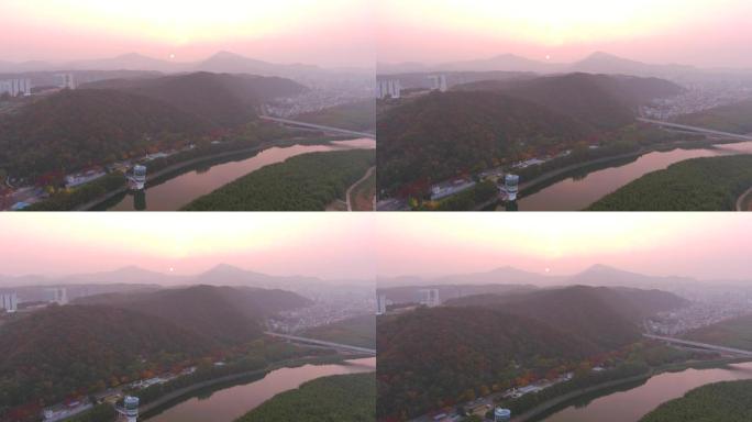 蔚山: 日落时分的韩国大都市鸟瞰图，秋天色彩的树木，著名的竹林公园泰瓦岗国家花园-从上方看亚洲东部的