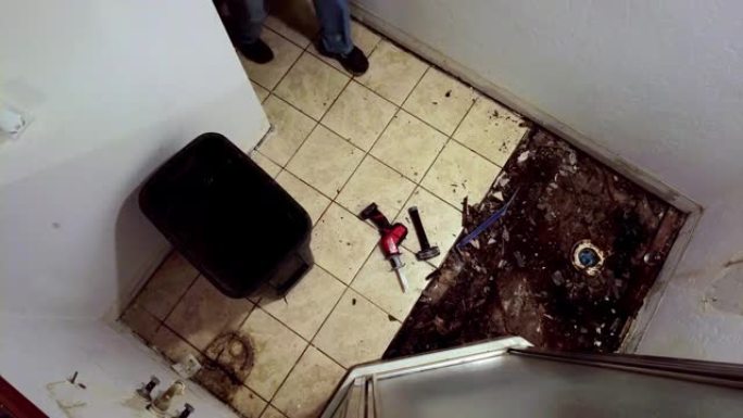 4k延时视频，将浴室瓷砖拆除到底层地板