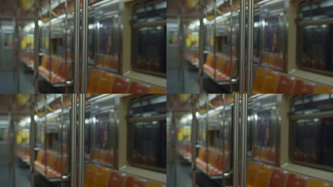 纽约地铁列车的空荡荡的内部