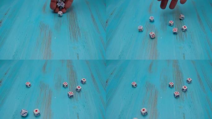 在蓝色的木制运动场上掷骰子。在线赌博的概念，赢家或玩家。