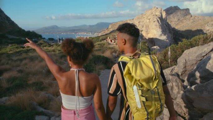 非洲族裔夫妇在旅游旅行中。暑假约会时一起散步观光
