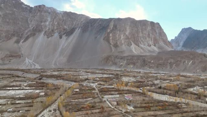 风景优美的村庄鸟瞰图巴基斯坦北部喜马拉雅山喀喇昆仑山脉峡谷