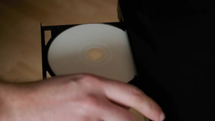 将光盘插入DVD播放器。从DVD、CD播放器加载光盘。