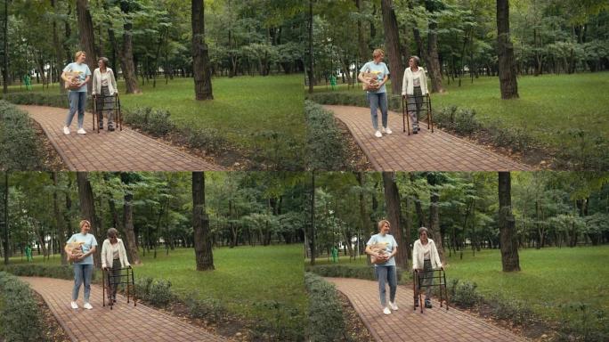 社会服务工作者探访残疾老年妇女，在公园散步