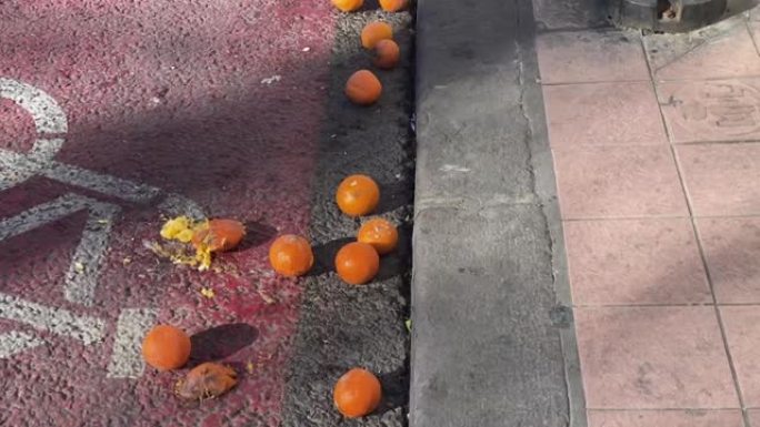 街上掉落的橘子
