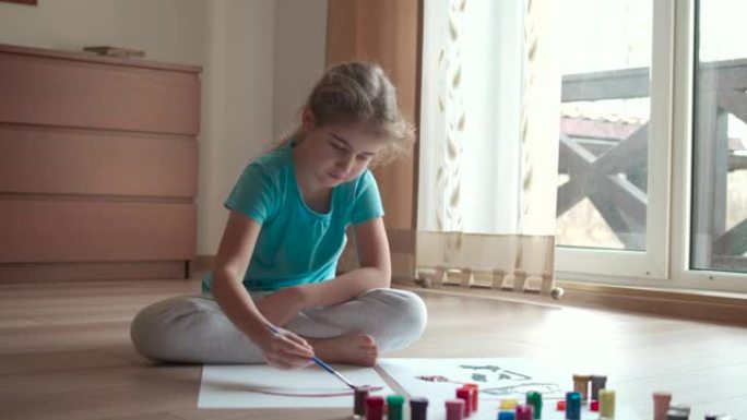 从事抽象画的才华横溢的艺术家儿童肖像使用画笔。小女孩在家画画。儿童创造力启发想象力。可爱的女孩孩子喜
