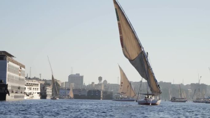 费卢卡帆船在埃及尼罗河航行