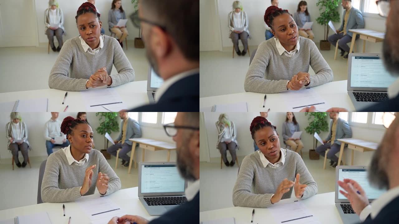 黑人女性接受男性招聘人员的工作面试