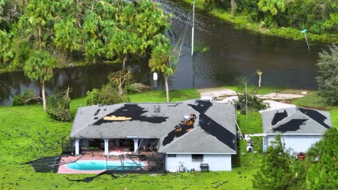 被飓风伊恩 (Ian) 私人住宅摧毁，屋顶和游泳池在佛罗里达州居民区的拉奈围墙受损。自然灾害及其后果