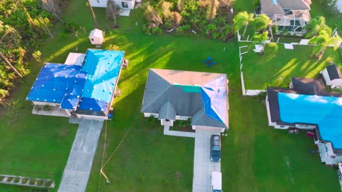 飓风伊恩 (Ian) 损坏了覆盖有保护性塑料篷布的房屋屋顶，防止雨水泄漏，直到更换沥青瓦为止。自然灾