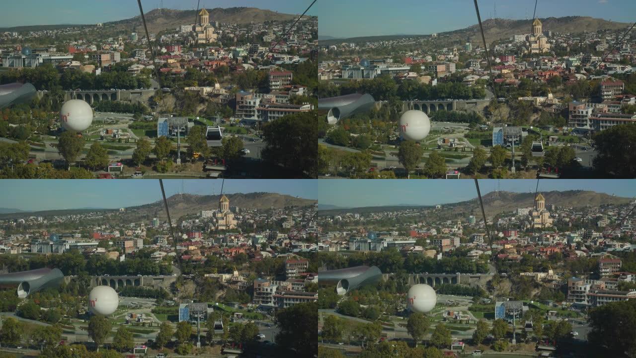 格鲁吉亚第比利斯。从索道汽车上观看城市景观著名地标。气球视点、Sameba圣三一教堂、和平之桥、音乐