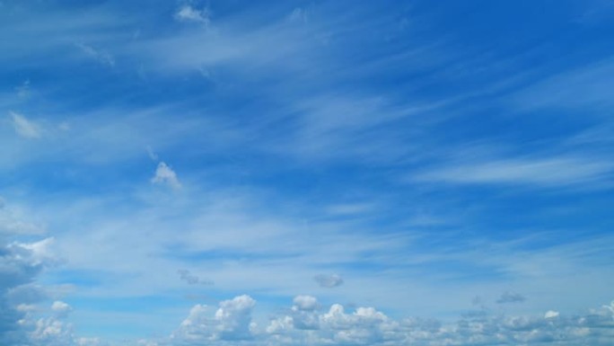 柔软的白云移动在蓝天的背景。热带夏季或春季阳光。白天。间隔拍摄。
